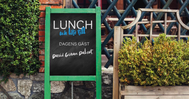 Bilden visar en skylt med texten: Lunch och lite till. Dagens gäst: David Graan Dalrot