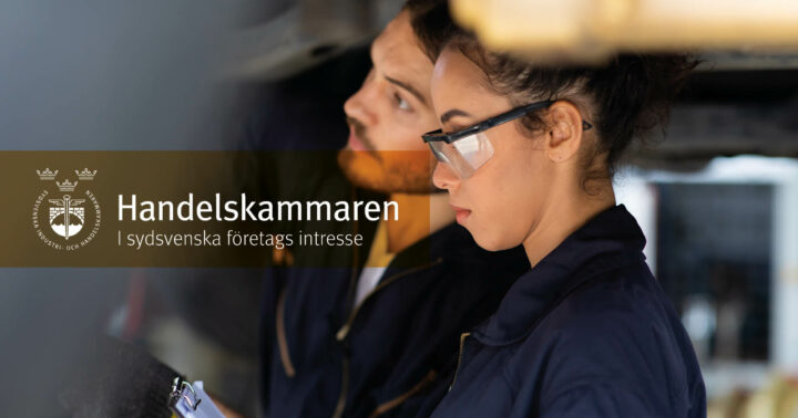 Två personer i overall som arbetar ute på en industri