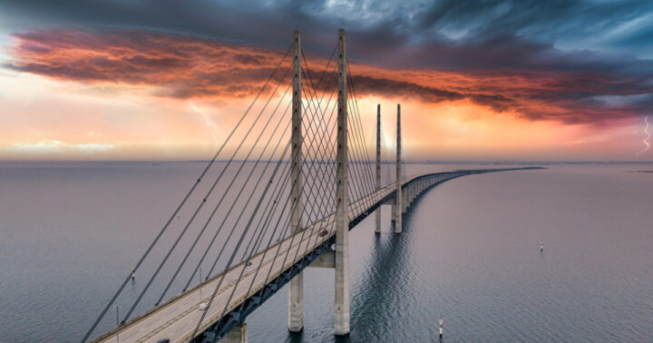 Bilden visar Öresundsbron vid solnedgång.