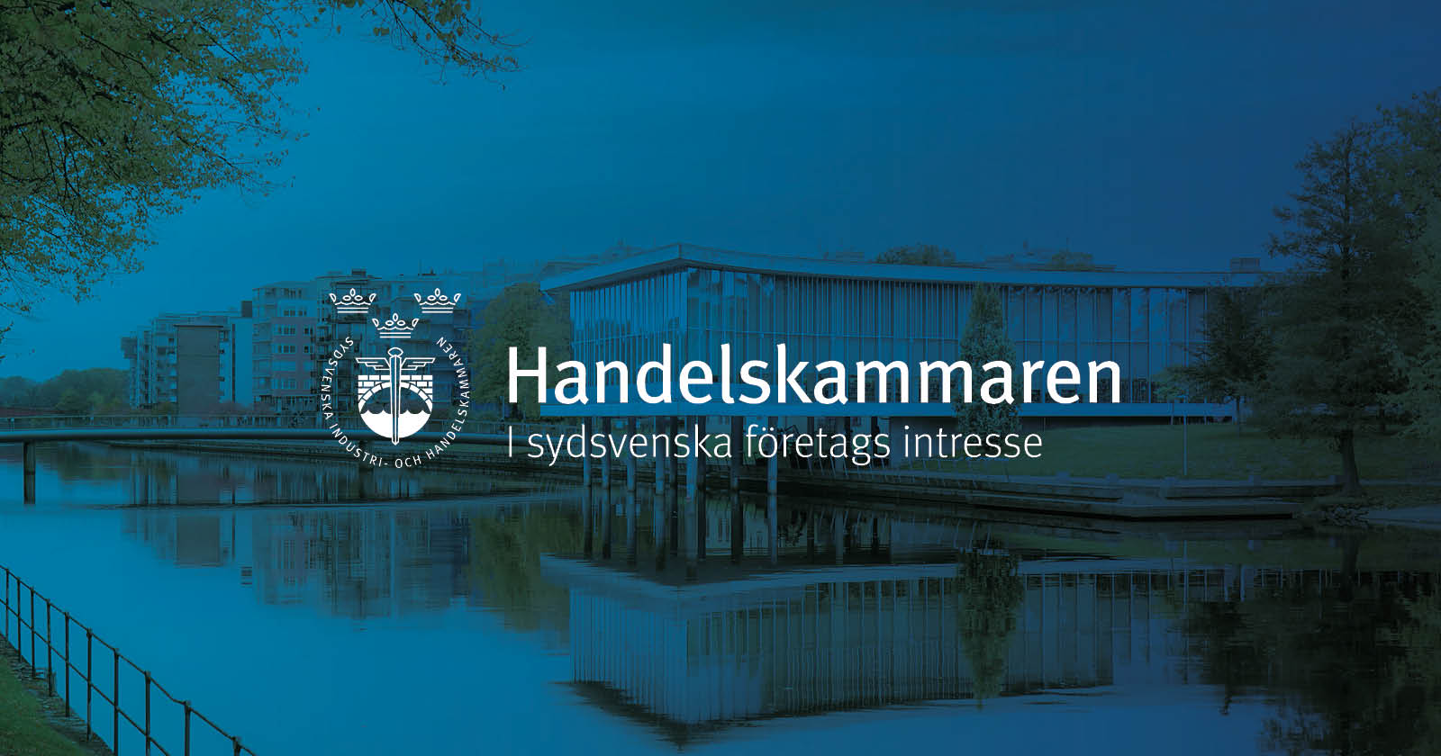 Bilden visar byggnader i Halmstad. Ovanpå finns en blå ton med Handelskammarens logga i mitten