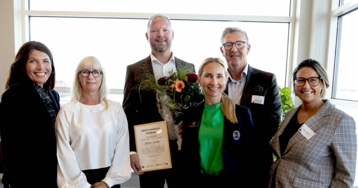 Bilden visar juryn för Nästa skånska stjärna tillsammans med vinnaren Stefan Sandor