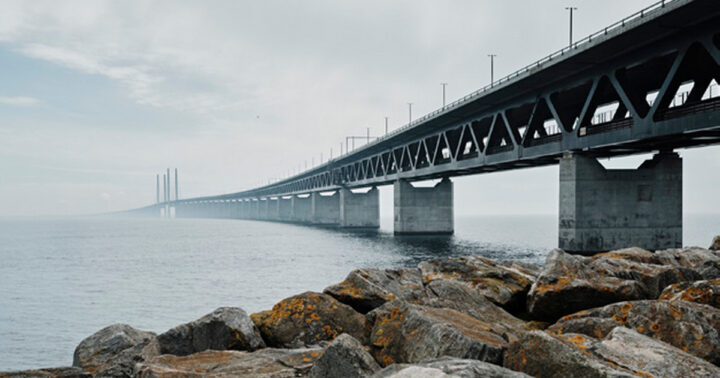 Bilden visar Ösredunsbron ur ett grodperspektiv med stenar i förgrunden.