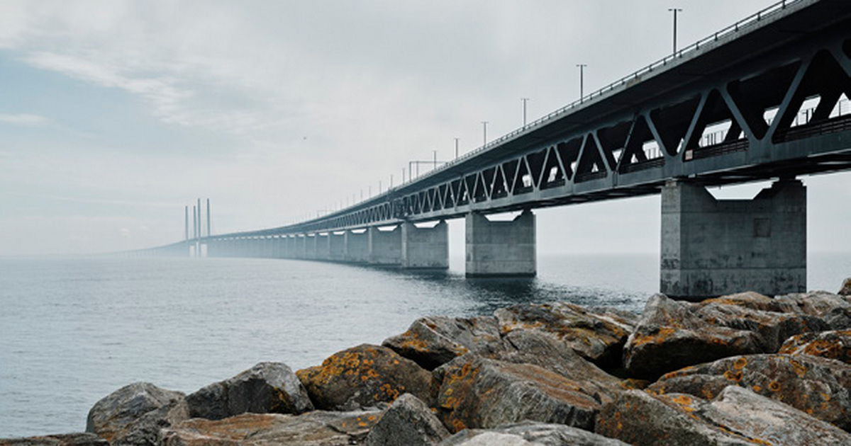 Bilden visar Ösredunsbron ur ett grodperspektiv med stenar i förgrunden.