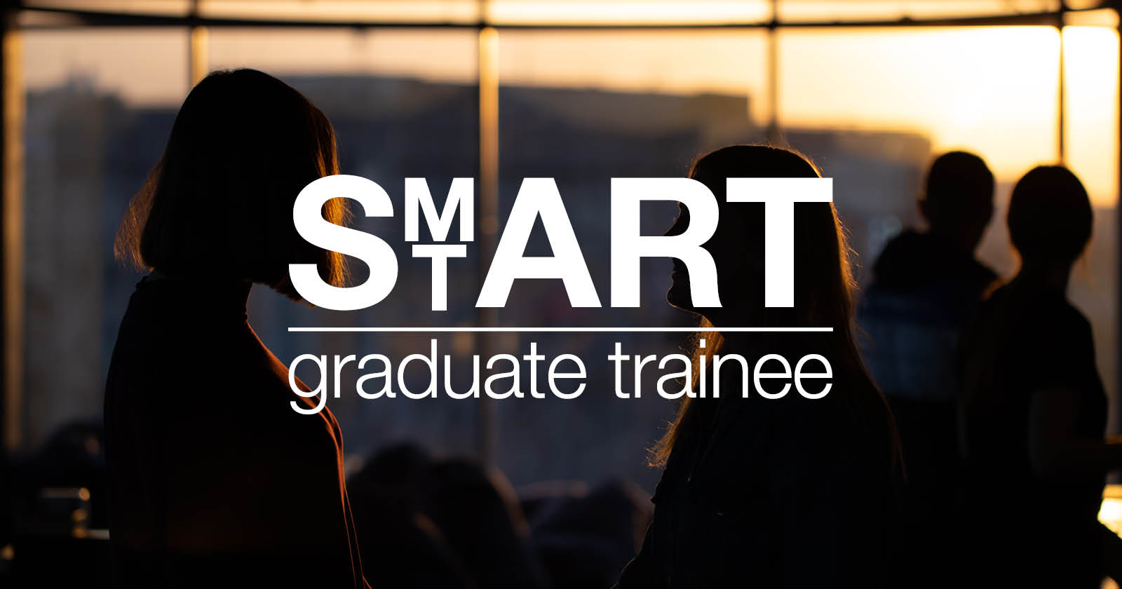 Bilden visar människor i motljus. I bakgrunden ser man en solnedgång. Mitt i bilden ser man Smart start graduate trainees logga.
