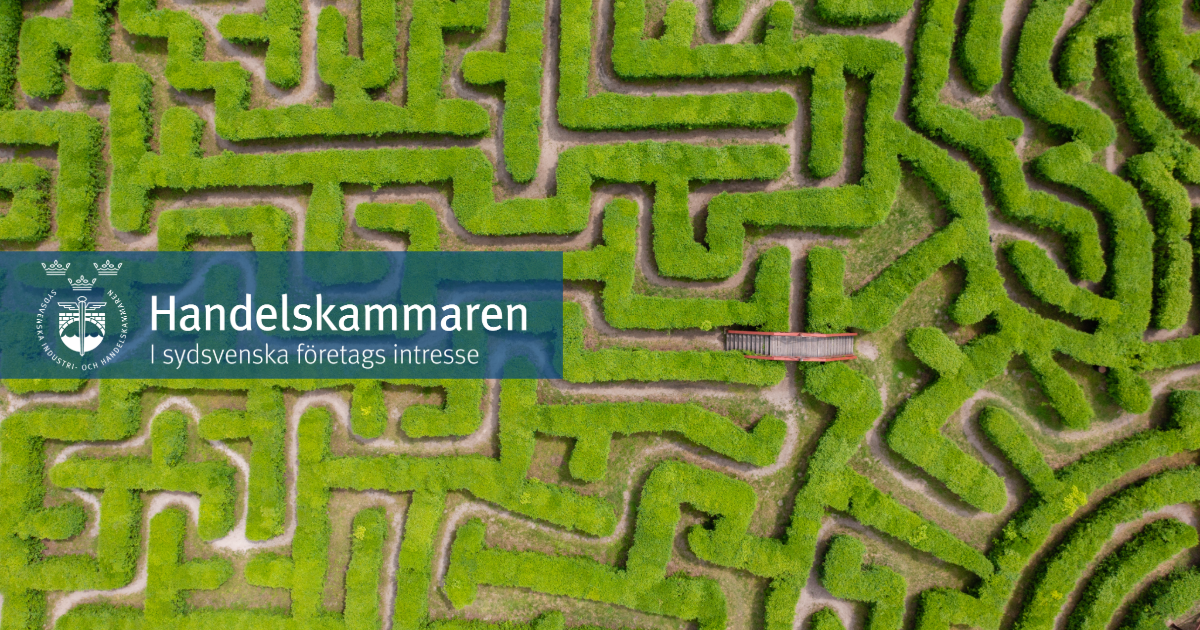 Bilden visar en labyrint uppifrån, bestående av gröna buskar. Till vänster i bild finns en blå box med Handelskammarens logga i vitt.