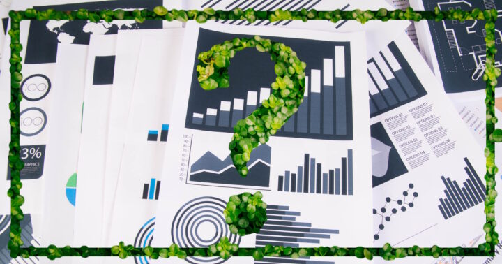 En bild med rapporter i bakgrunden och ett stort frågetecken i förgrunden