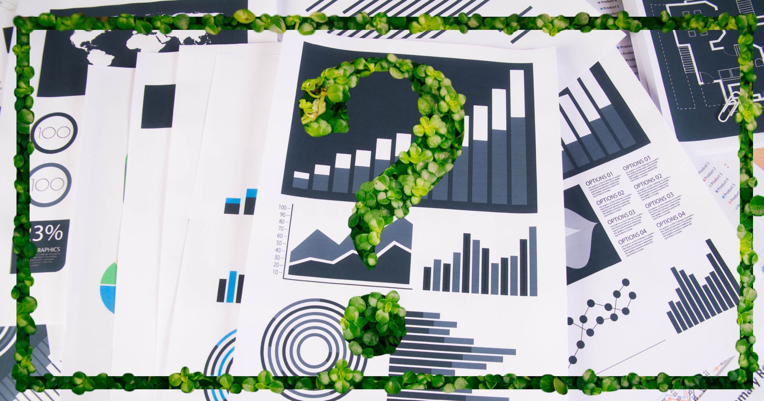 En bild med rapporter i bakgrunden och ett stort frågetecken i förgrunden