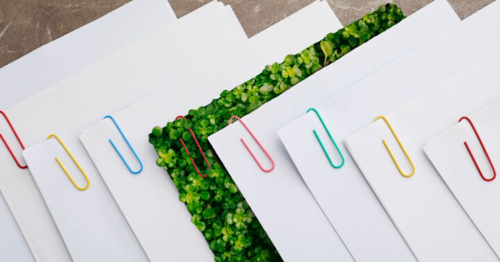 Bild som innehåller buntar av papper som är fästa med gem