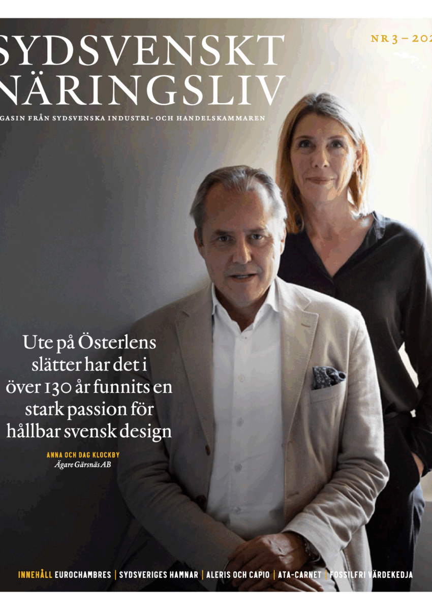 Försättsblad för tidningen Sydsvenskt Näringsliv. På bilden sitter en man i ljust beige, ledig, kostym, bakom honom står en kvinna i svart blus. Bilden visar Anna och Dag Klockby, ägare till Gärsnäs AB.