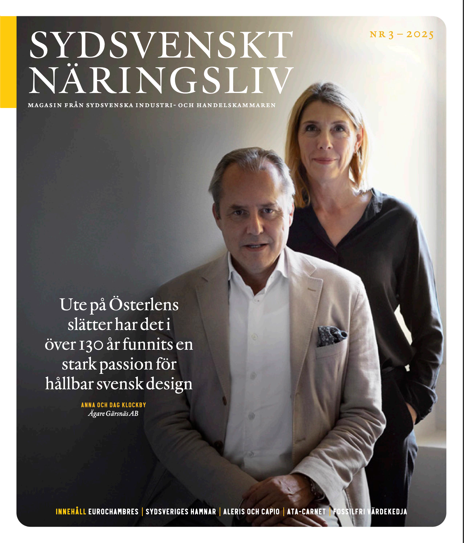 Försättsblad för tidningen Sydsvenskt Näringsliv. På bilden sitter en man i ljust beige, ledig, kostym, bakom honom står en kvinna i svart blus. Bilden visar Anna och Dag Klockby, ägare till Gärsnäs AB.