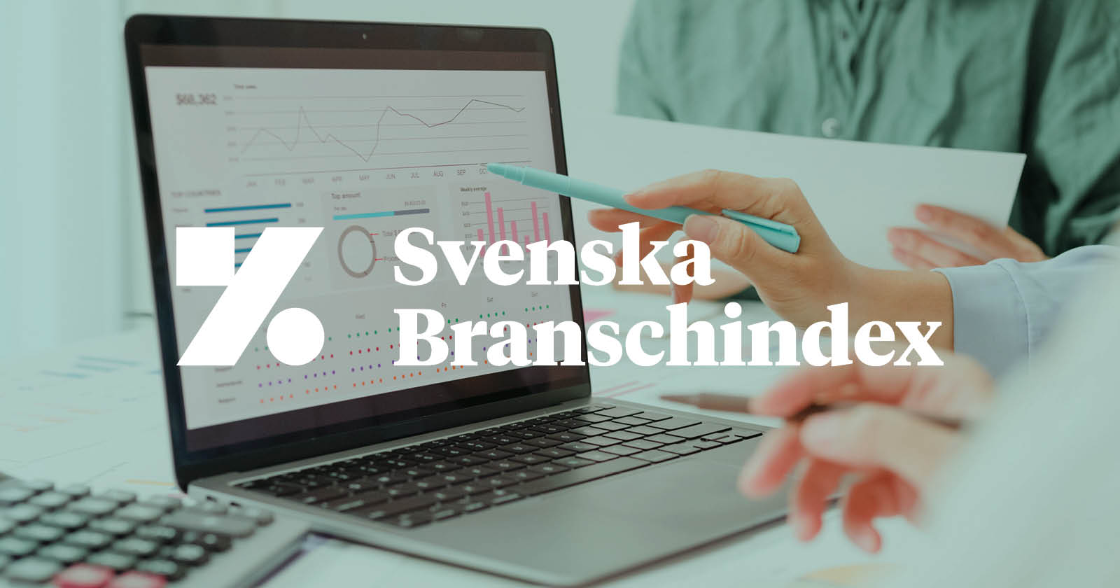Bilden visar en dator och en hand som pekar mot skärmen. Mitt i bilden finns Svenska Branschindex logga
