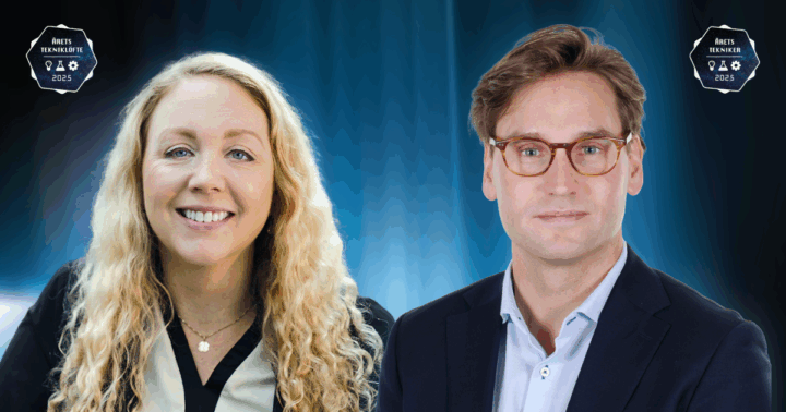 Vinnarna av Årets Tekniker och Årets Tekniklöfte 2025. Blå bakgrund. Erik Rask till höger, Liza Löf till vänster.