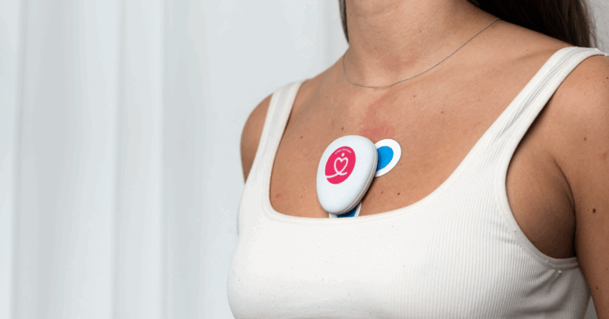 En person med en sensor fäst på bröstet.