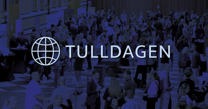 Bilden visar en folkmassa från Tulldagen 2025. Bilden har en blå nyans med Tulldagens logga i mitten