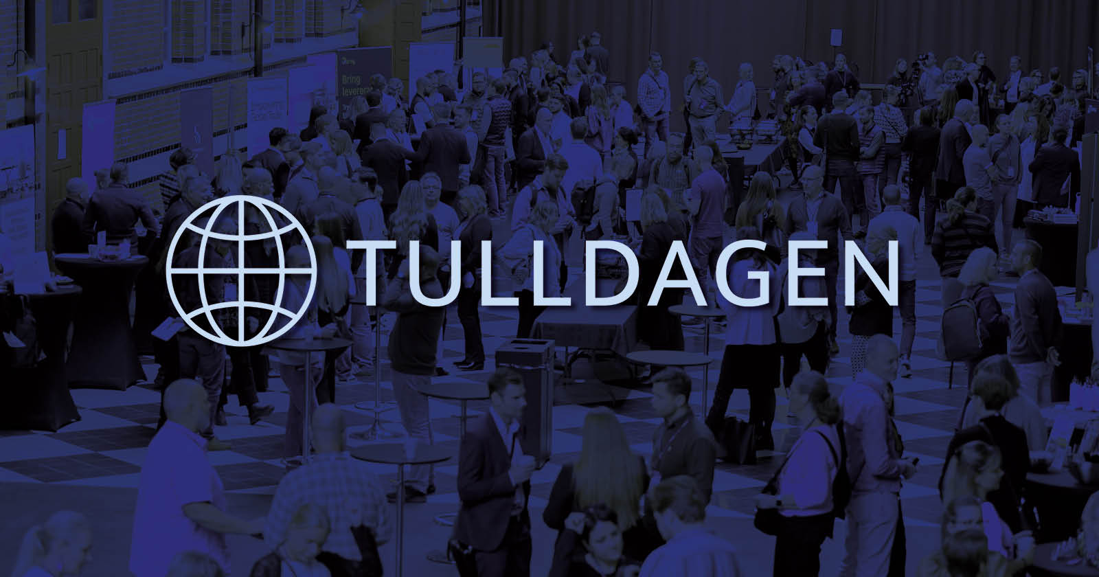 Bilden visar en folkmassa från Tulldagen 2025. Bilden har en blå nyans med Tulldagens logga i mitten