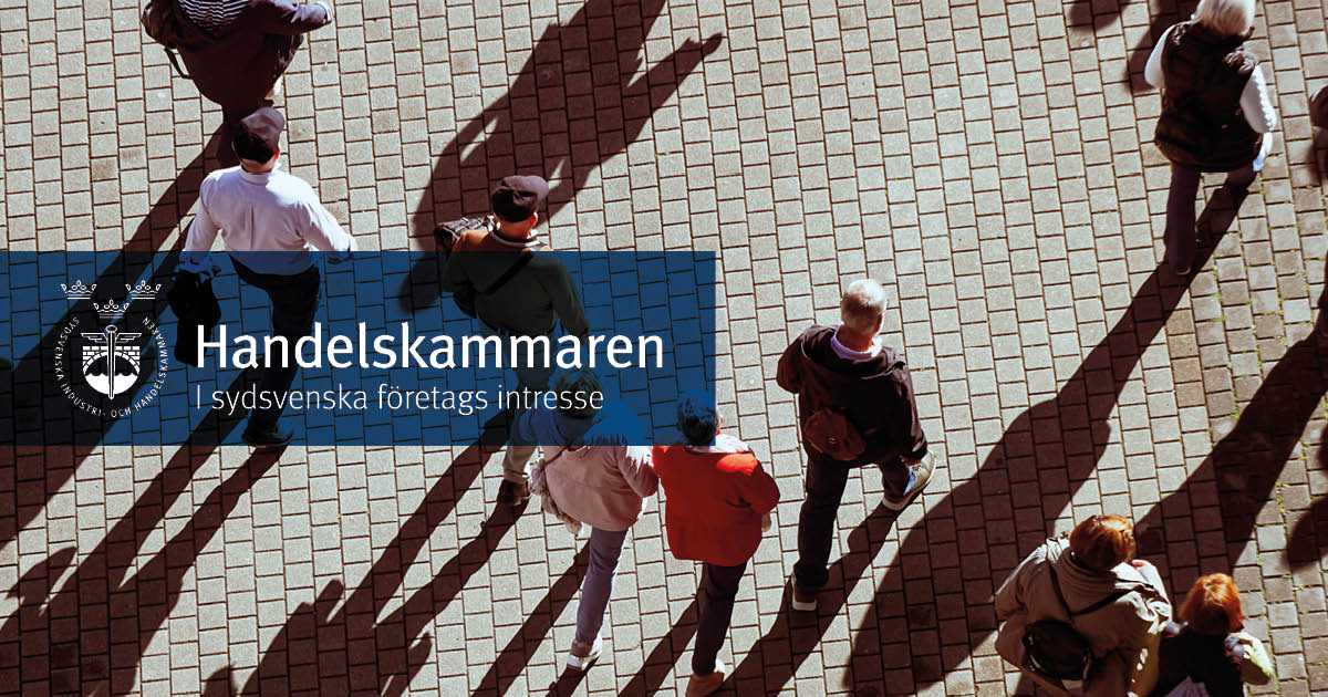 Personer som går över ett torg. Till vänster finns en blå ruta med Handelskammarens logga