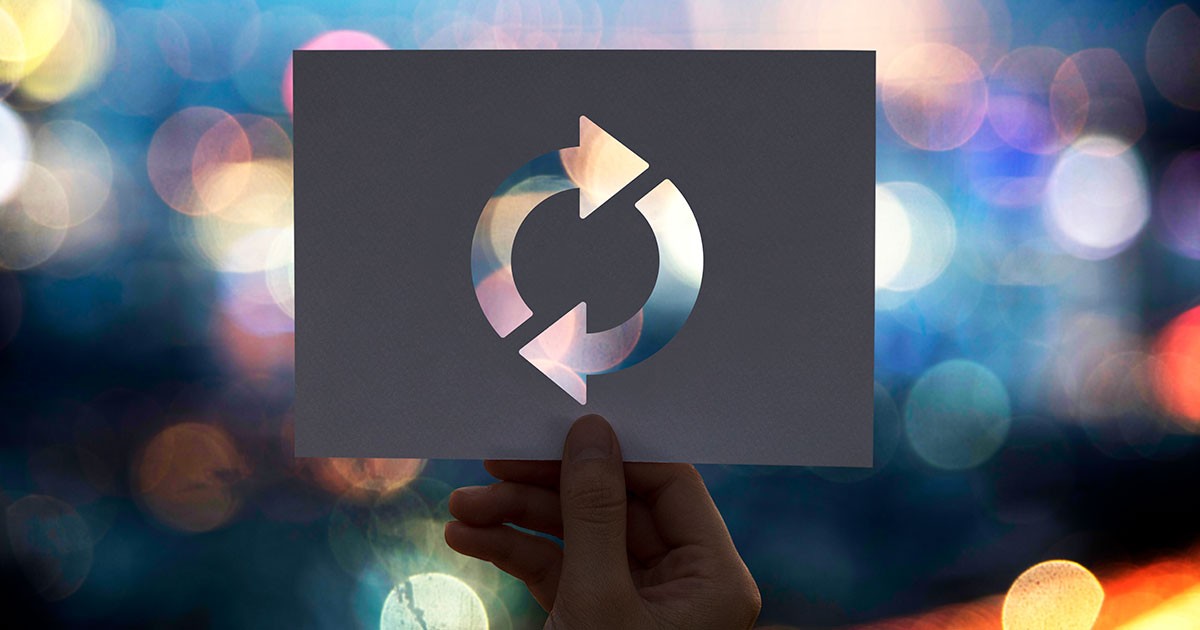 En retursymbol med blurrig bakgrund