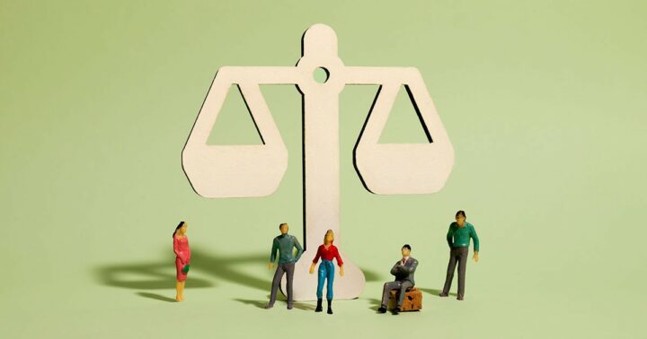 Bilden föreställer en vågskål med ett par människor nedan. Bilden är till vårt event om Lönetransparens.