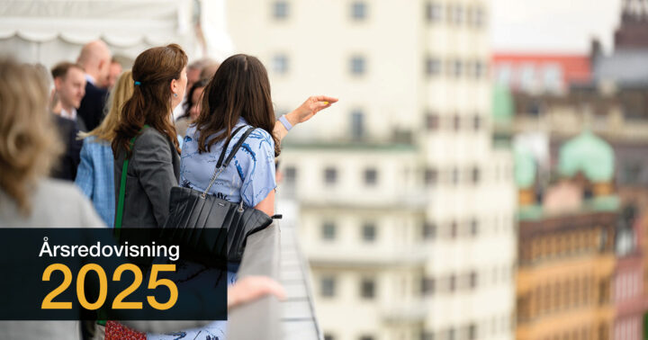 Handelskammarens bild för årsredovisningen 2025, personer på balkong tittar ut över stad