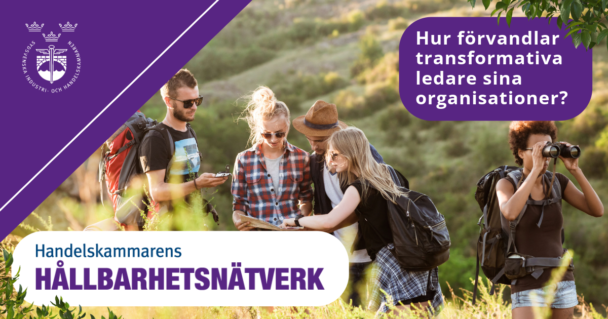 Bild med fem personer som är ute och vandrar. En person har kikare den andra en karta.