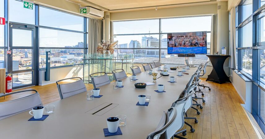Bild på Tornrummet med utsikt över Malmö. Visar även vårt konferensbord samt stor skärm för presentationer